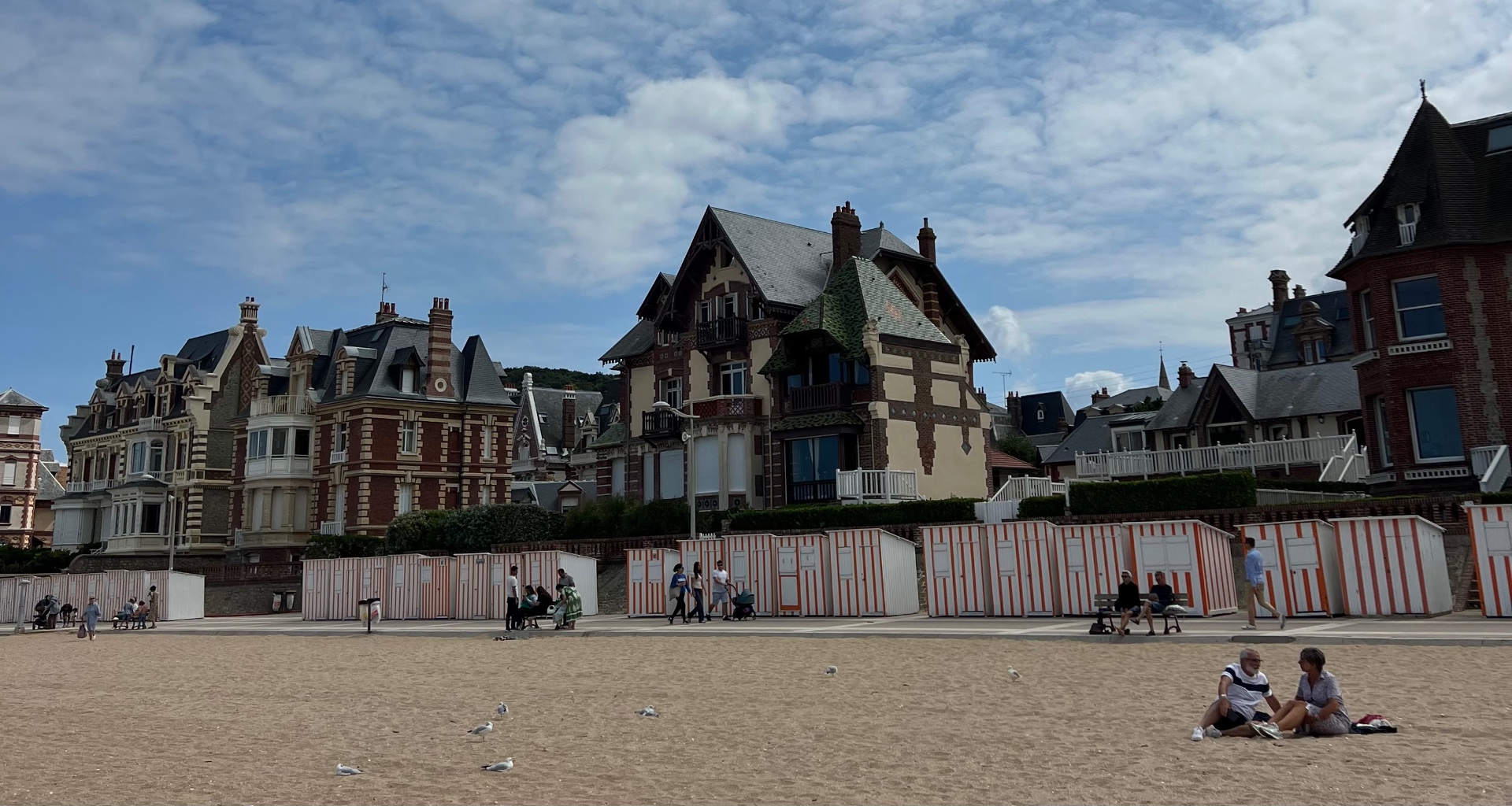La plage de Houlgate avec ses villas Belle Époque et ses cabines de plage rayées, sur la Côte Fleurie en Normandie