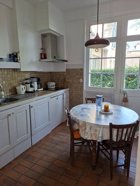 Cuisine avec table à manger